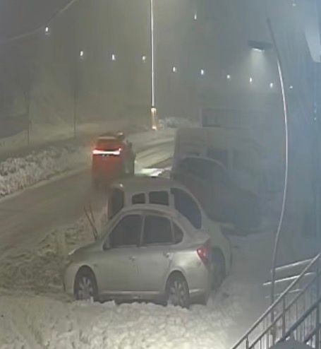 Park halindeki araçlara çarpıp kaçtı: o anlar kamerada 7 park halindeki araclara carpip kacti o anlar kamerada 3 mL7qzITO
