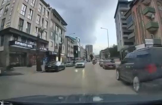 park halindeki araclarin arasindan cikan yayaya carpti 2 gtjcsZci