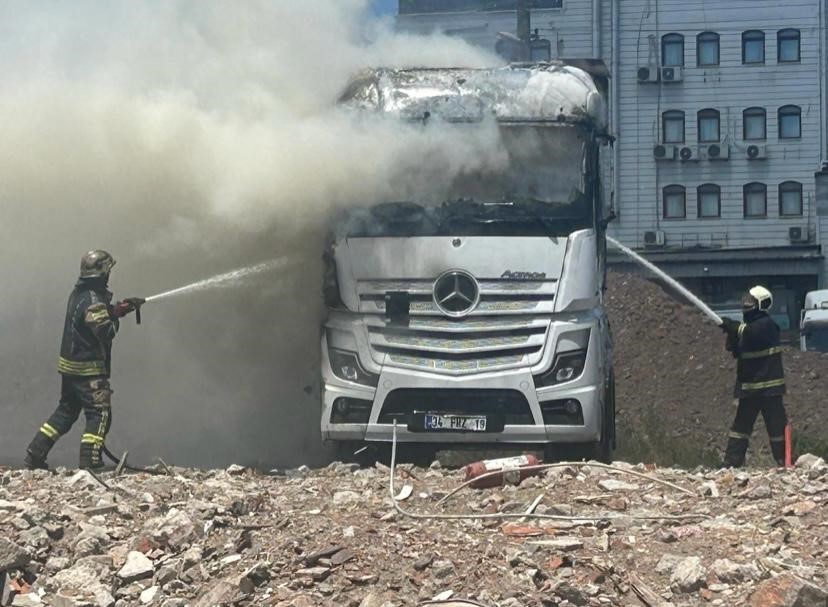 Park halindeki çekici alevlere teslim oldu 5 park halindeki cekici alevlere teslim oldu 1 Ielvb9lJ