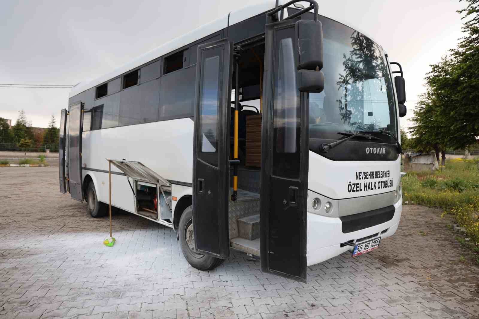 park halindeki halk otobusu alev aldi 4