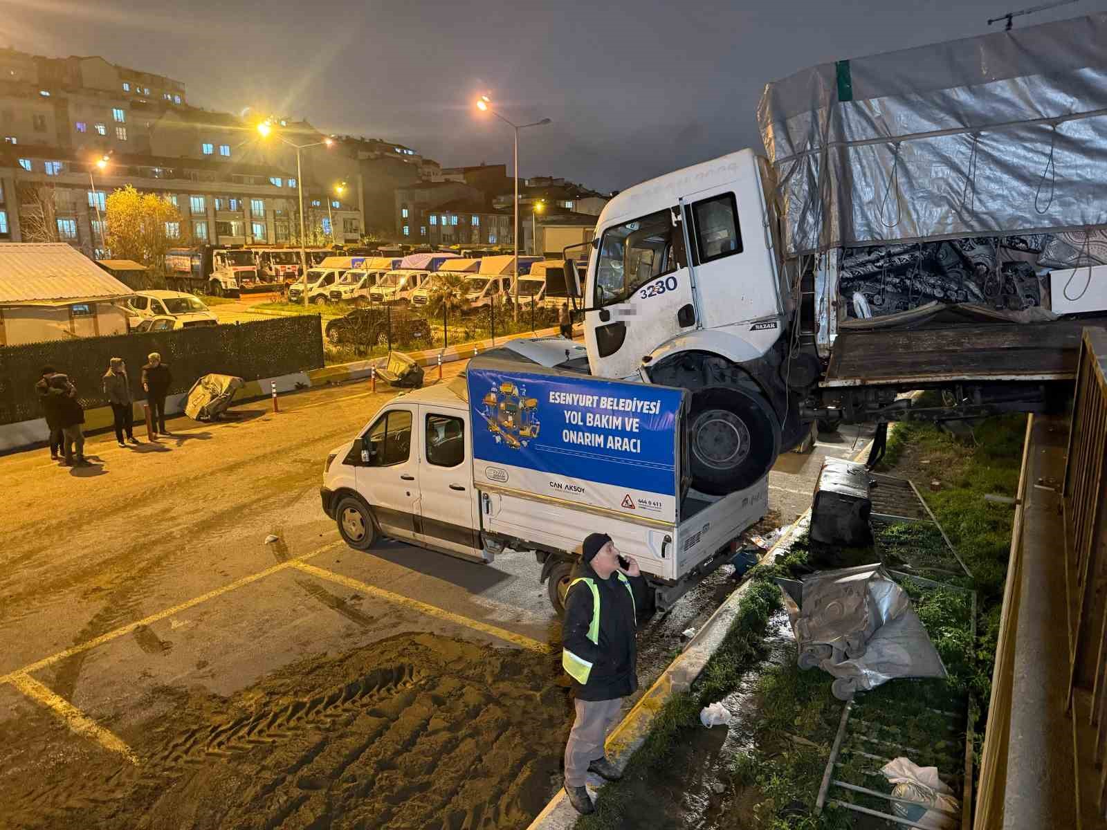park halindeki kamyon hareket edip baska aracin uzerine dustu o anlar kamerada 0 5F14P7Yu