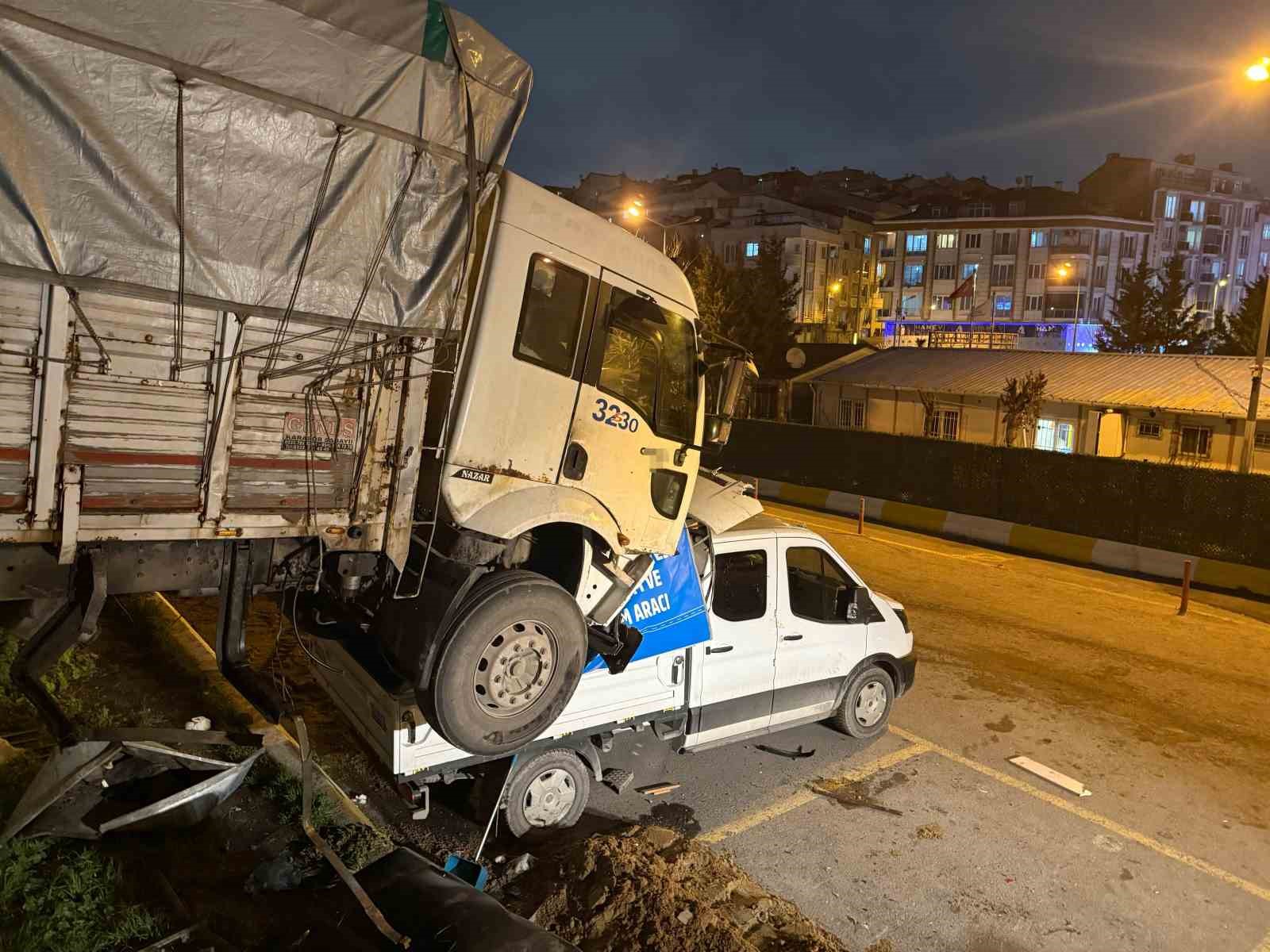 park halindeki kamyon hareket edip baska aracin uzerine dustu o anlar kamerada 1