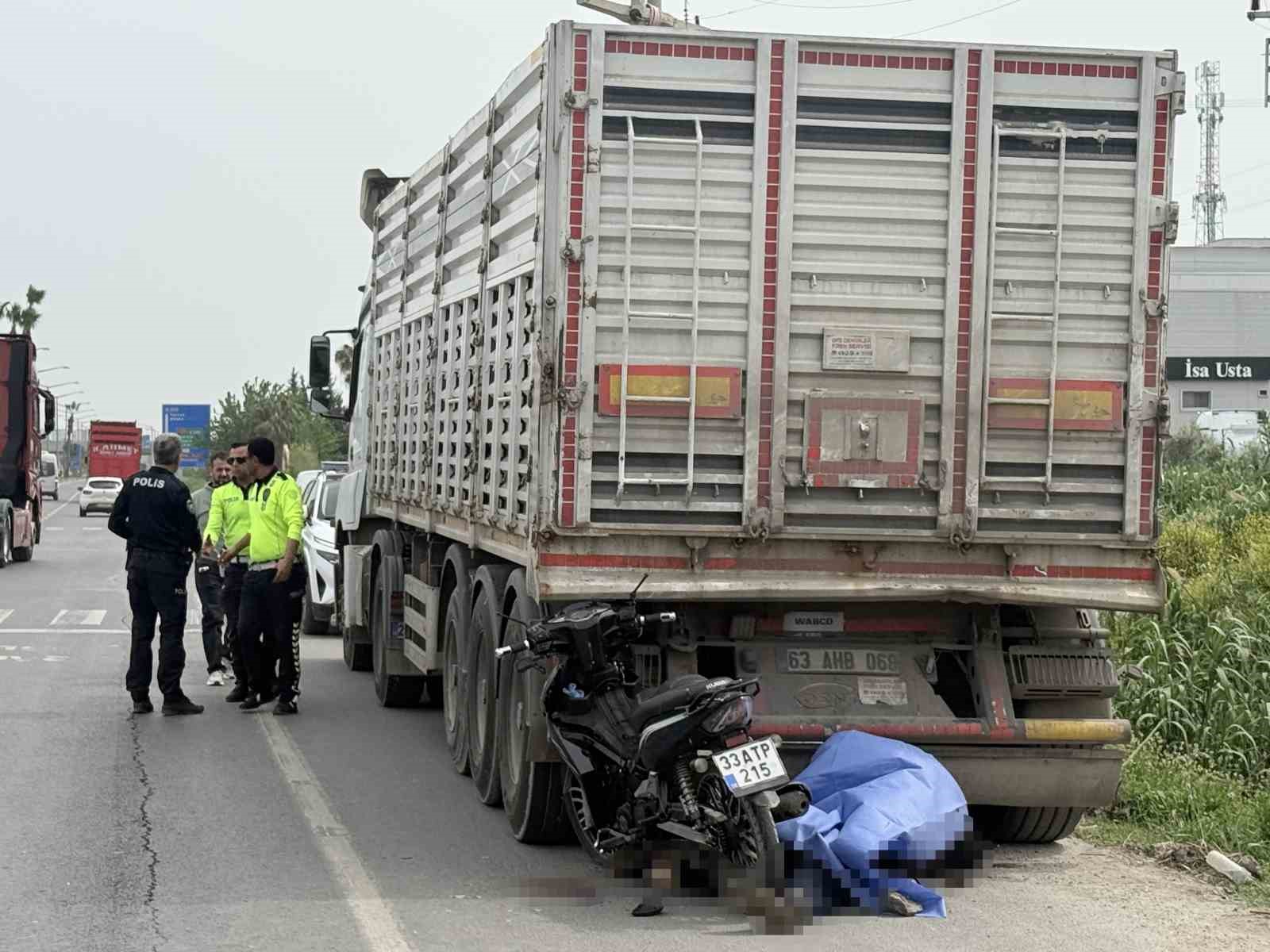 park halindeki kamyona carpan 80 yasindaki motosikletli hayatini kaybetti 2