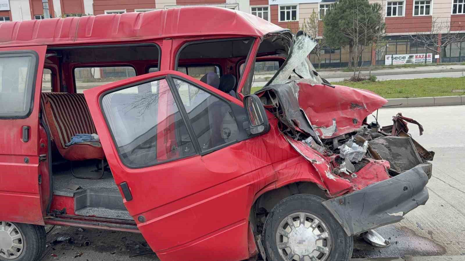 Park halindeki kamyonete çarpan minibüs kağıt gibi ezildi 5 park halindeki kamyonete carpan minibus kagit gibi ezildi 1 RM7wuHys