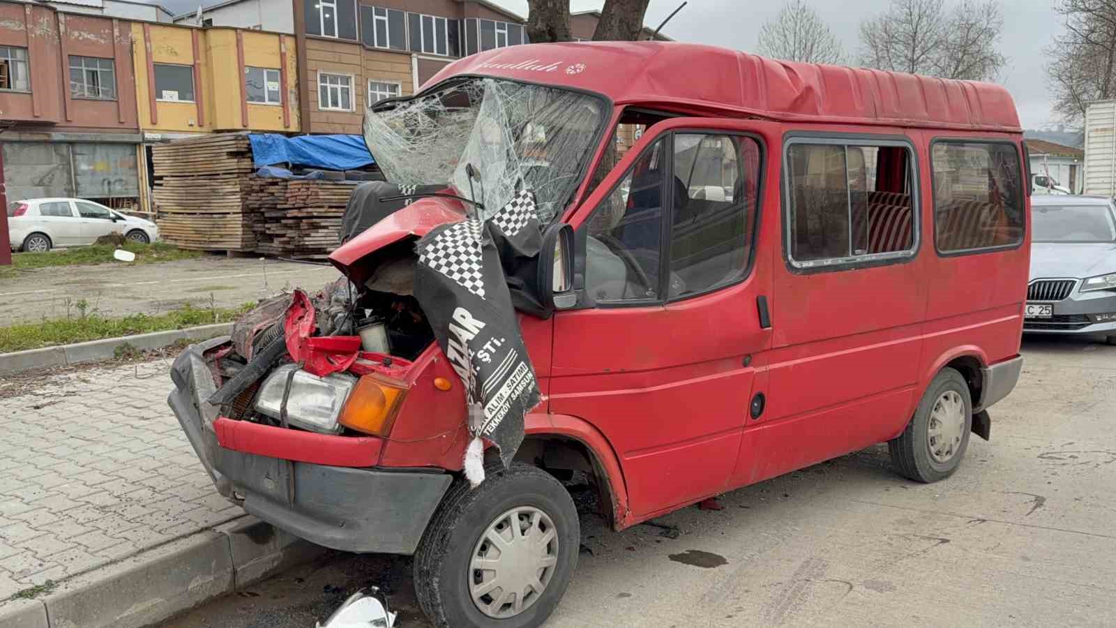 Park halindeki kamyonete çarpan minibüs kağıt gibi ezildi 6 park halindeki kamyonete carpan minibus kagit gibi ezildi 2 CPhVfX1X