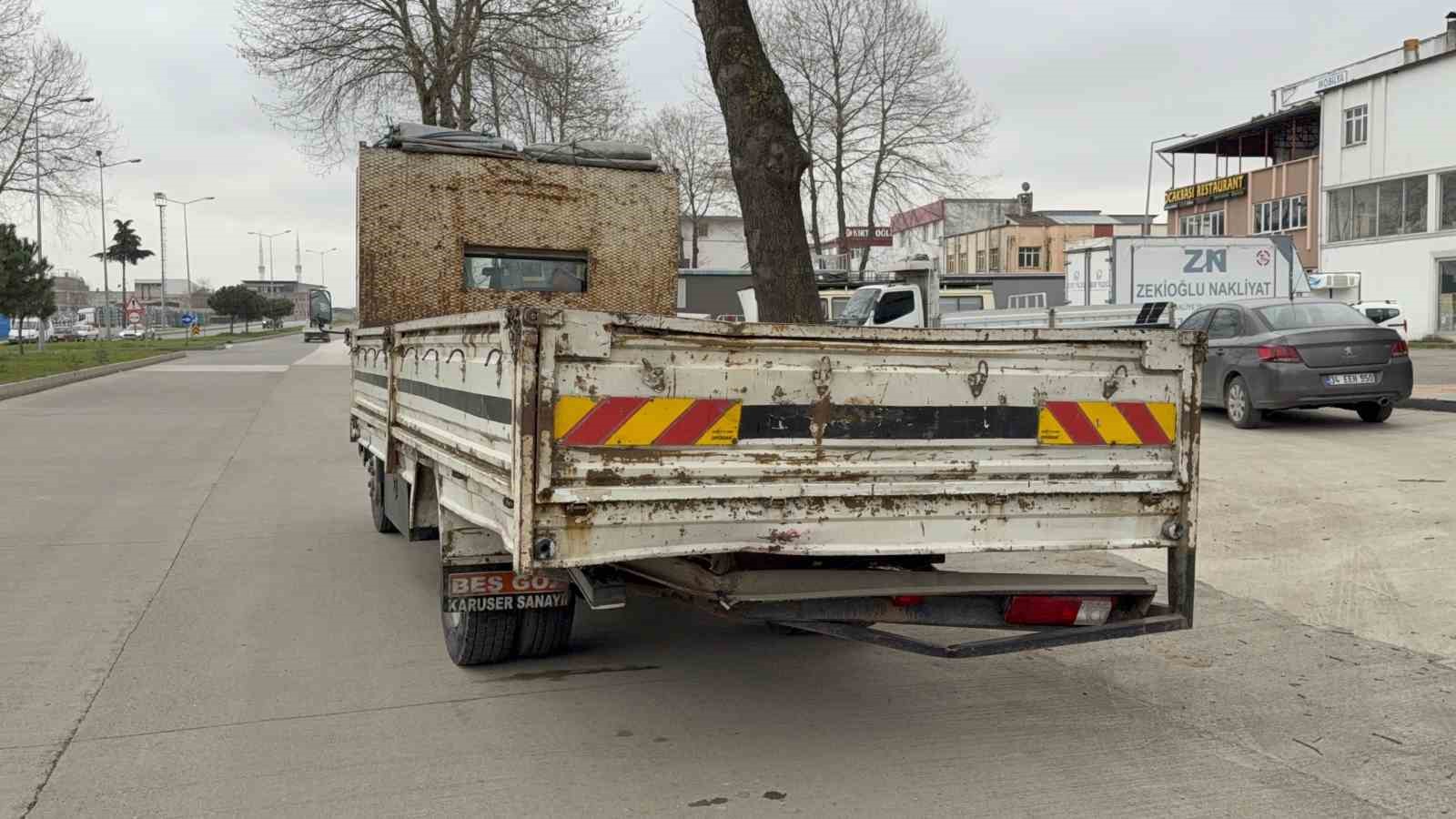 Park halindeki kamyonete çarpan minibüs kağıt gibi ezildi 7 park halindeki kamyonete carpan minibus kagit gibi ezildi 3 9CGLk2MQ