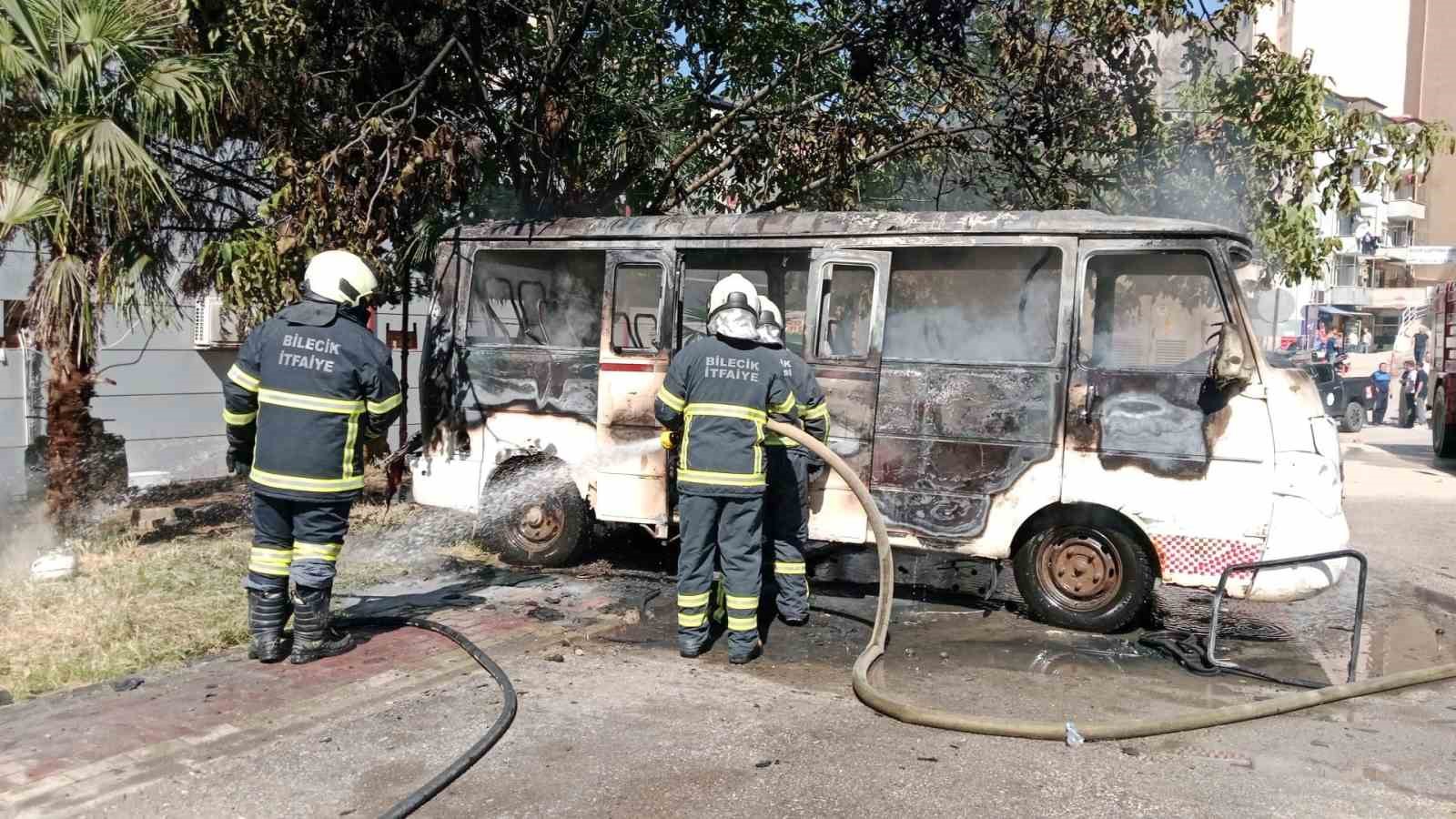 park halindeki minibus alev alev yandi 0