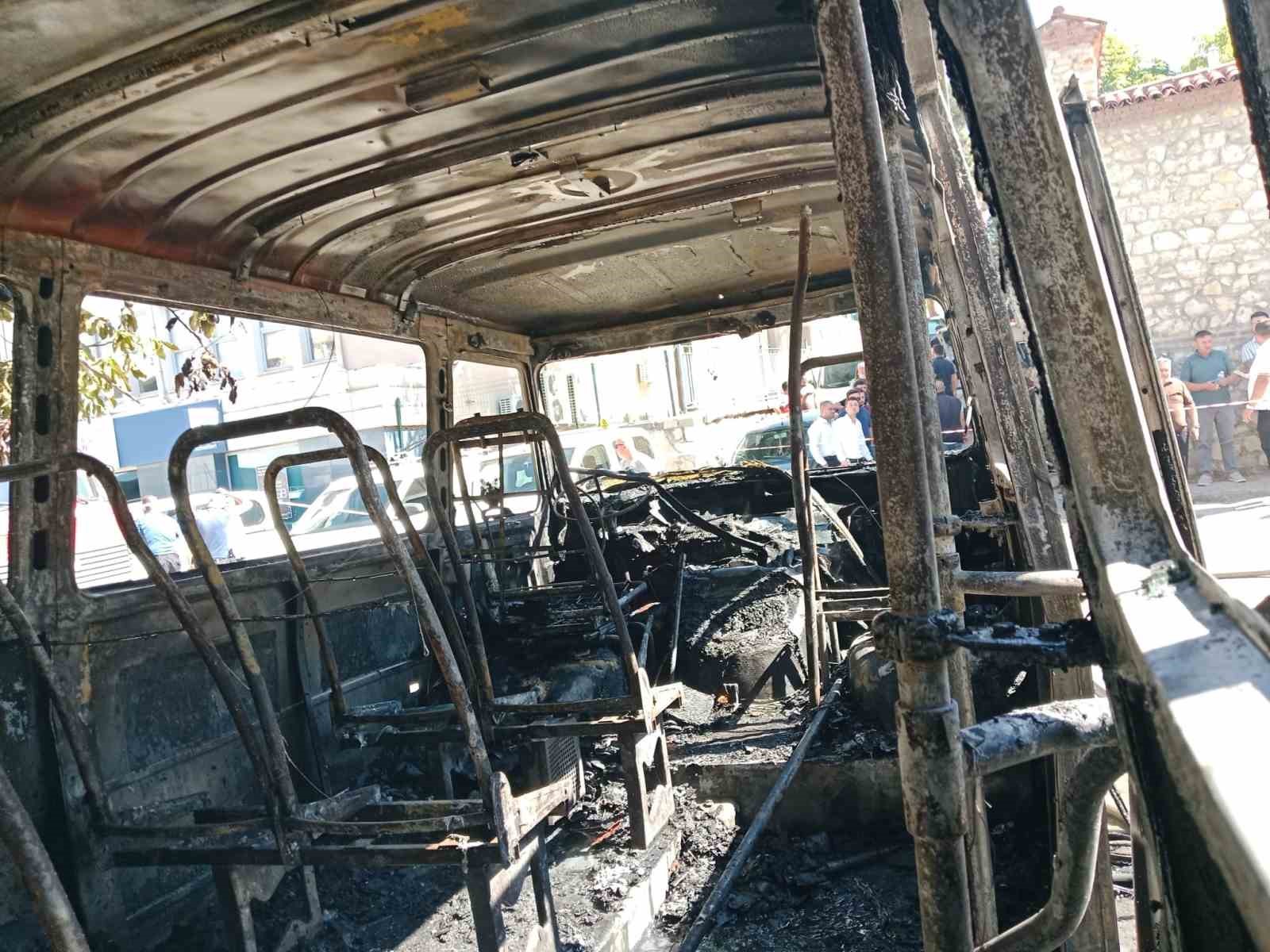 park halindeki minibus alev alev yandi 1 DhYginnX