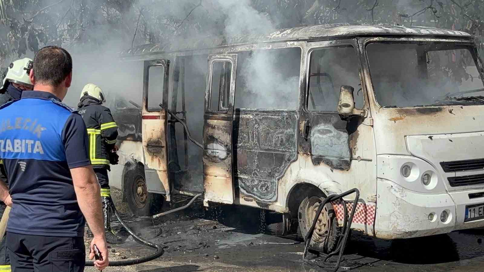 park halindeki minibus alev alev yandi 2 yZWkfhbJ