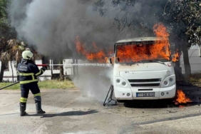 park-halindeki-minibus-alev-alev-yandi-rnkfdGPR.jpg