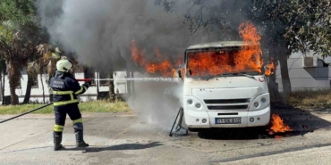park-halindeki-minibus-alev-alev-yandi-rnkfdGPR.jpg