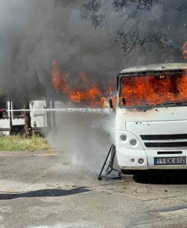 park-halindeki-minibus-alev-alev-yandi-rnkfdGPR.jpg