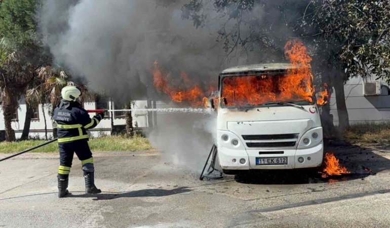 park-halindeki-minibus-alev-alev-yandi-rnkfdGPR.jpg