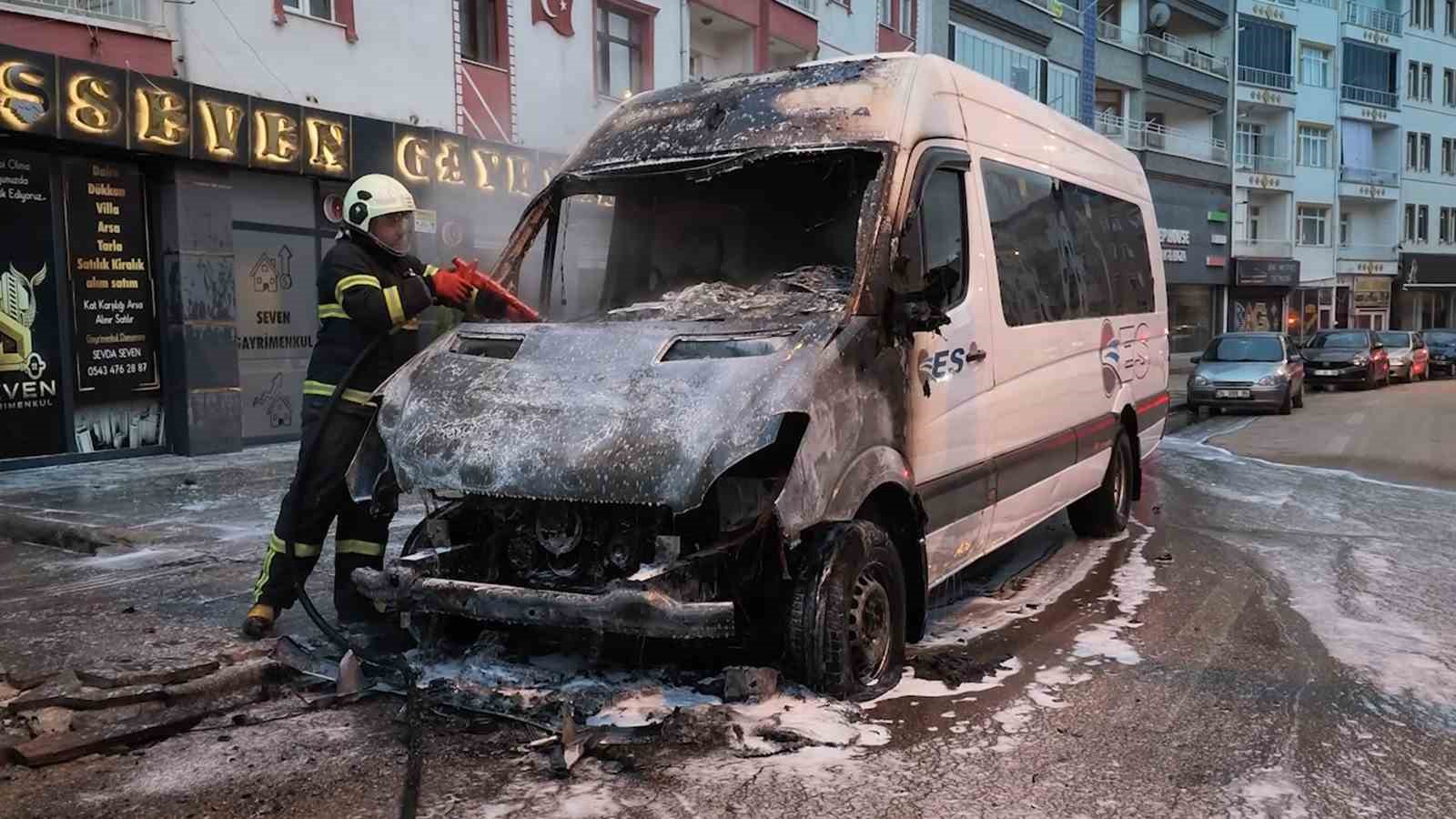 Park halindeki minibüste yangın çıktı 4 park halindeki minibuste yangin cikti 0 zYsCfWRj