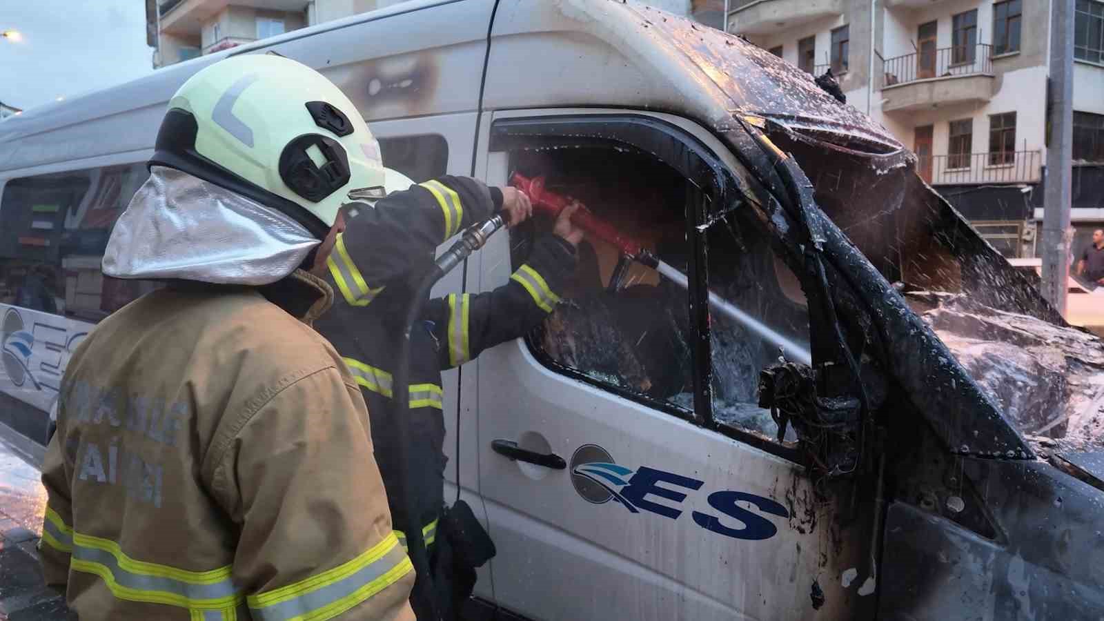 Park halindeki minibüste yangın çıktı 6 park halindeki minibuste yangin cikti 2 vaV5baAM