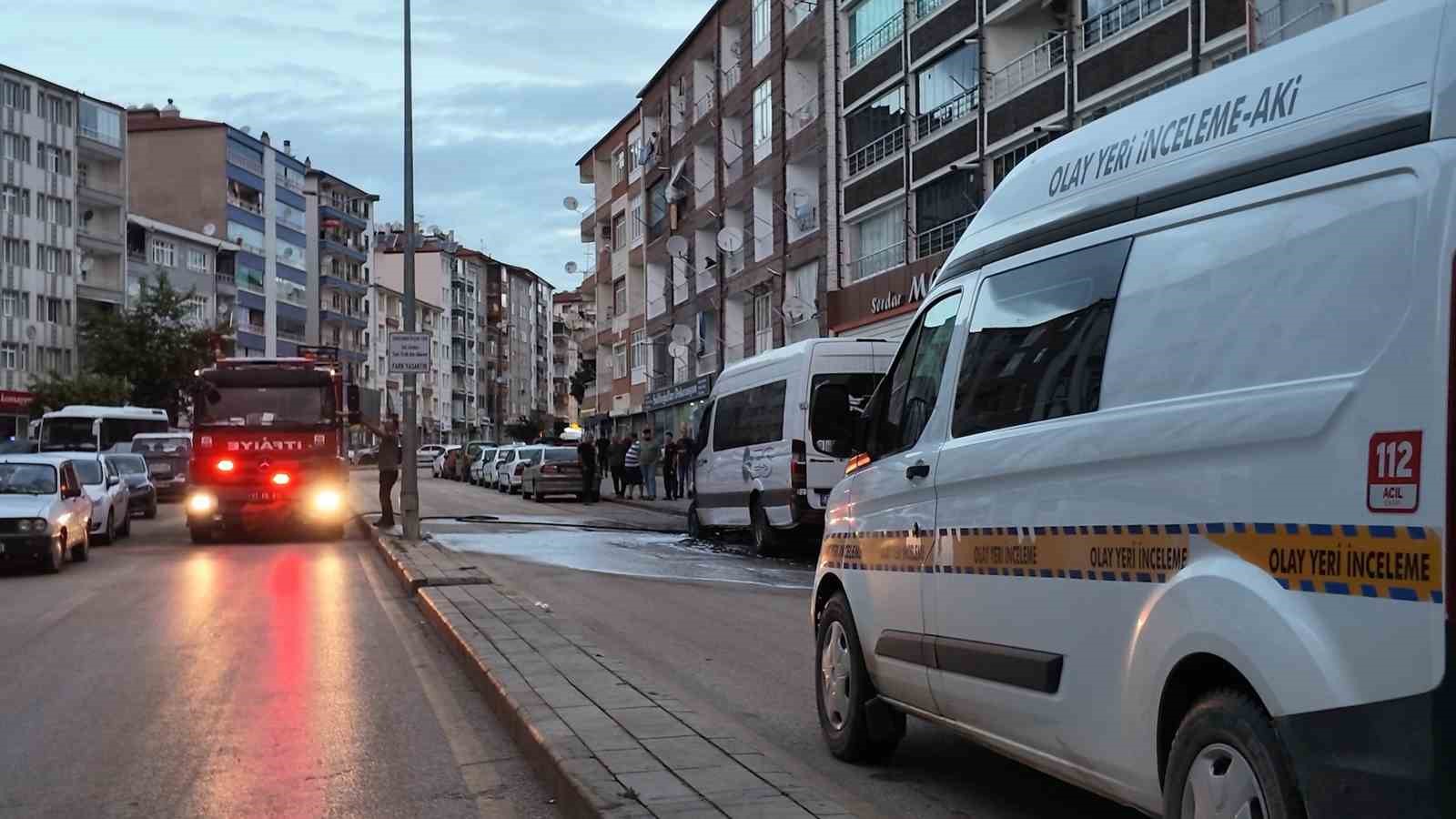 Park halindeki minibüste yangın çıktı 9 park halindeki minibuste yangin cikti 5 b5ZvIfdz