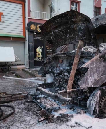 park-halindeki-minibuste-yangin-cikti-S7IwJiQx.jpg