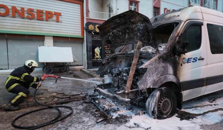 park-halindeki-minibuste-yangin-cikti-S7IwJiQx.jpg