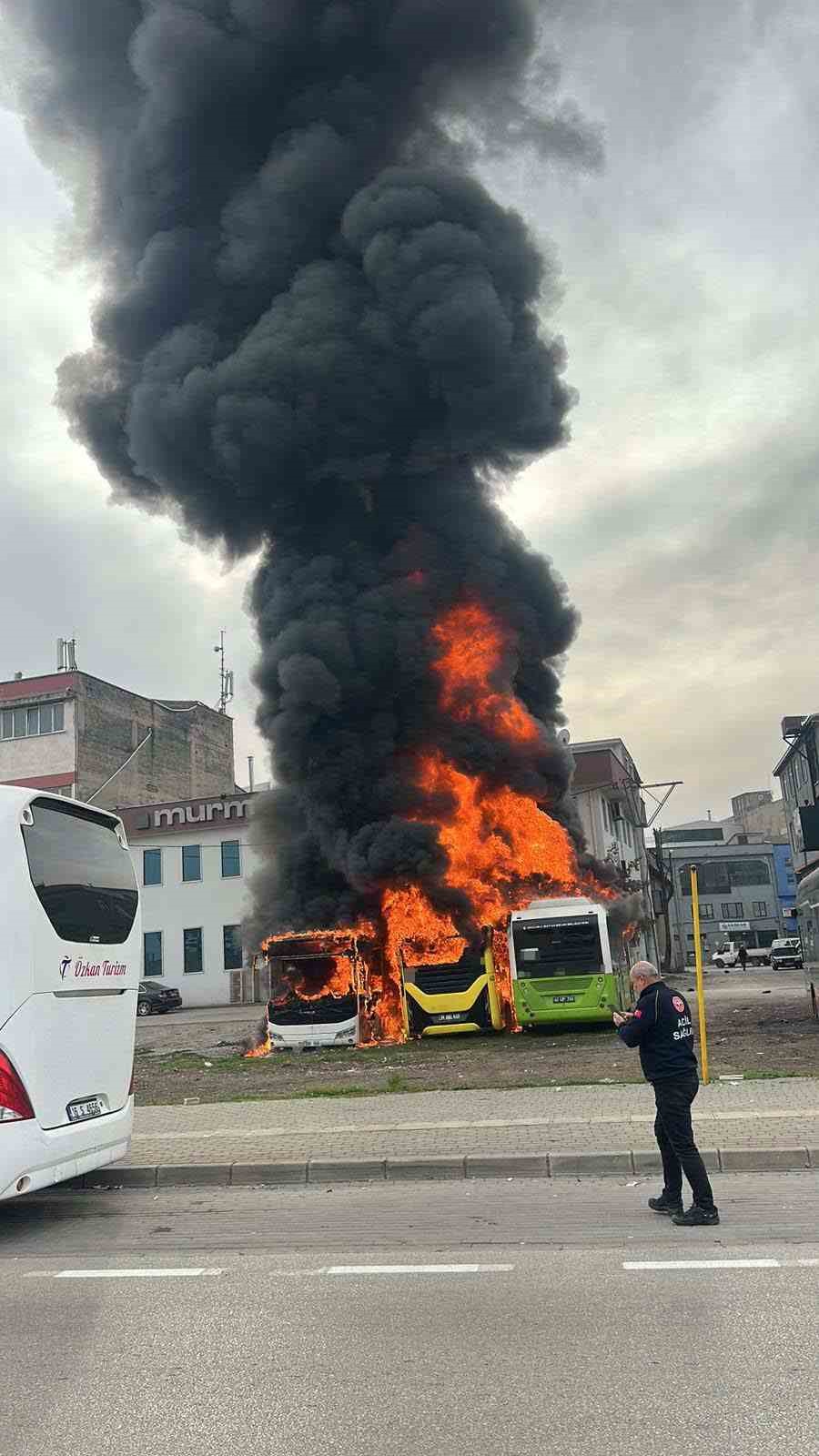park halindeki otobusler cayir cayir yandi 1 2ilWGrZ9