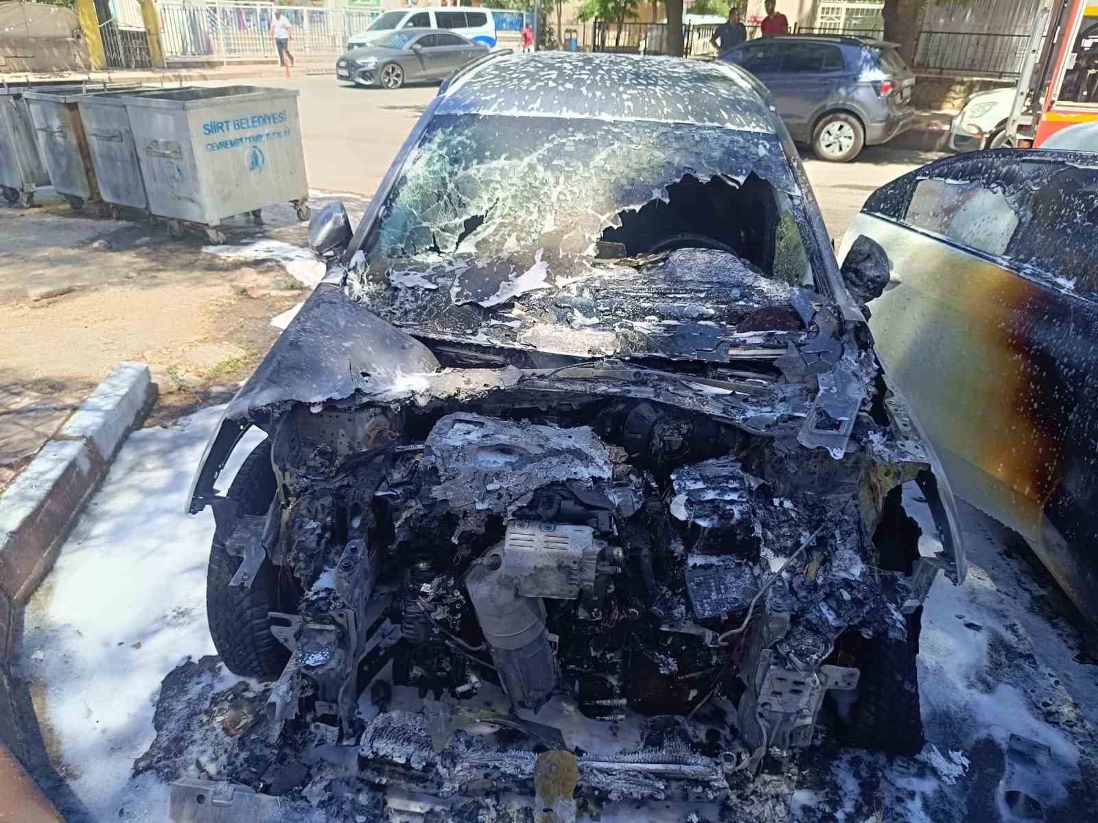 Park halindeki otomobil alev aldı, yangın diğer araca da sıçradı 4 park halindeki otomobil alev aldi yangin diger araca da sicradi 0 iTD2yJ4D