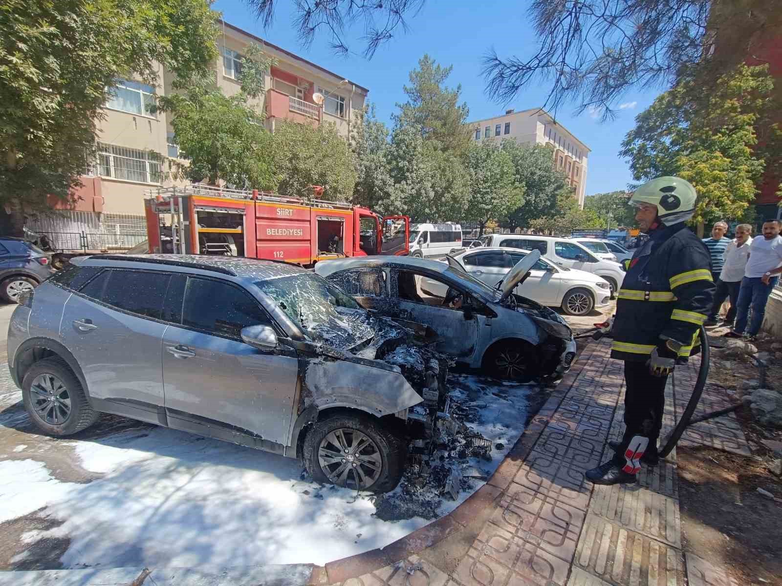Park halindeki otomobil alev aldı, yangın diğer araca da sıçradı 5 park halindeki otomobil alev aldi yangin diger araca da sicradi 1 AvDqMCPh