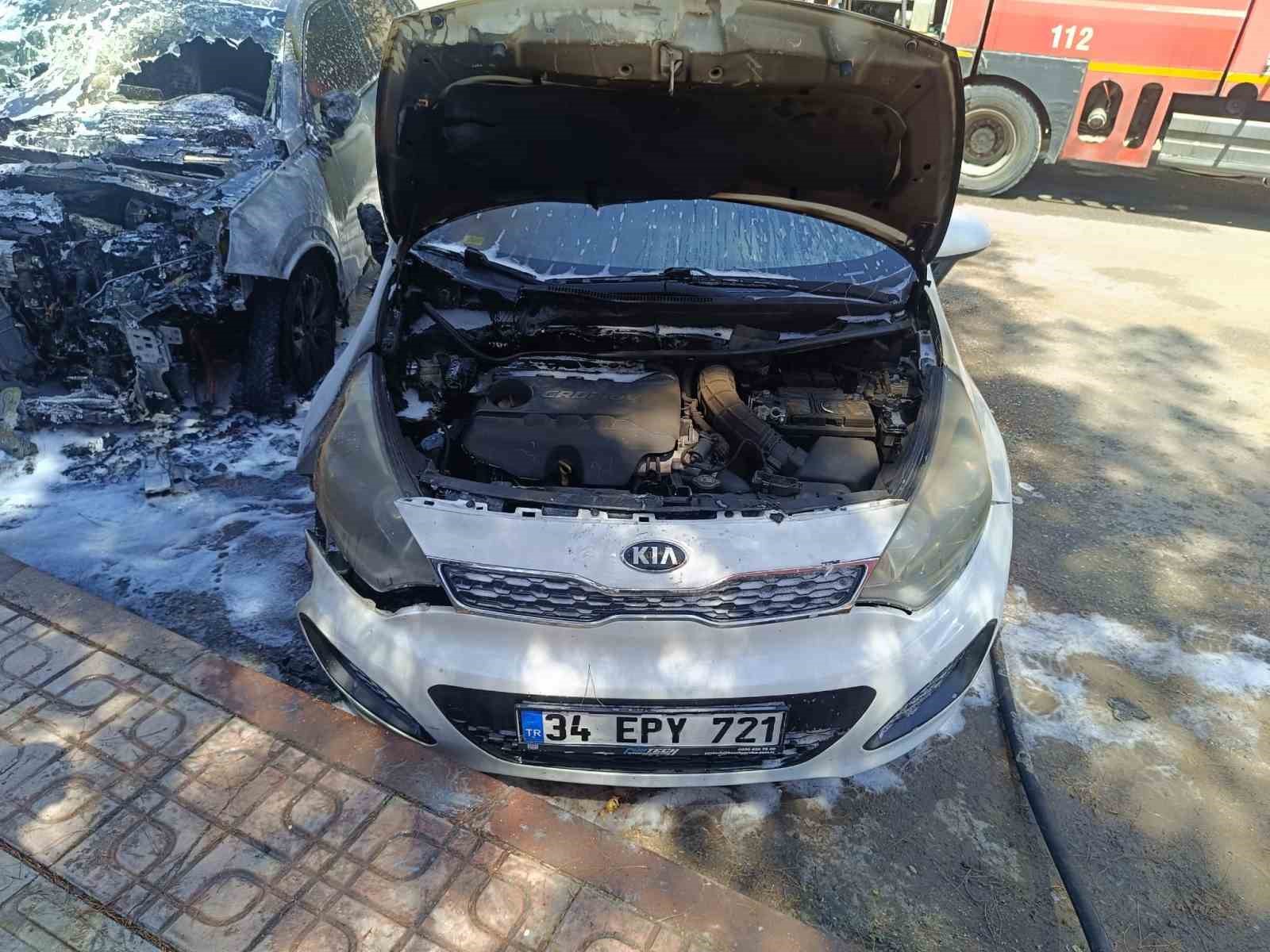 Park halindeki otomobil alev aldı, yangın diğer araca da sıçradı 7 park halindeki otomobil alev aldi yangin diger araca da sicradi 3