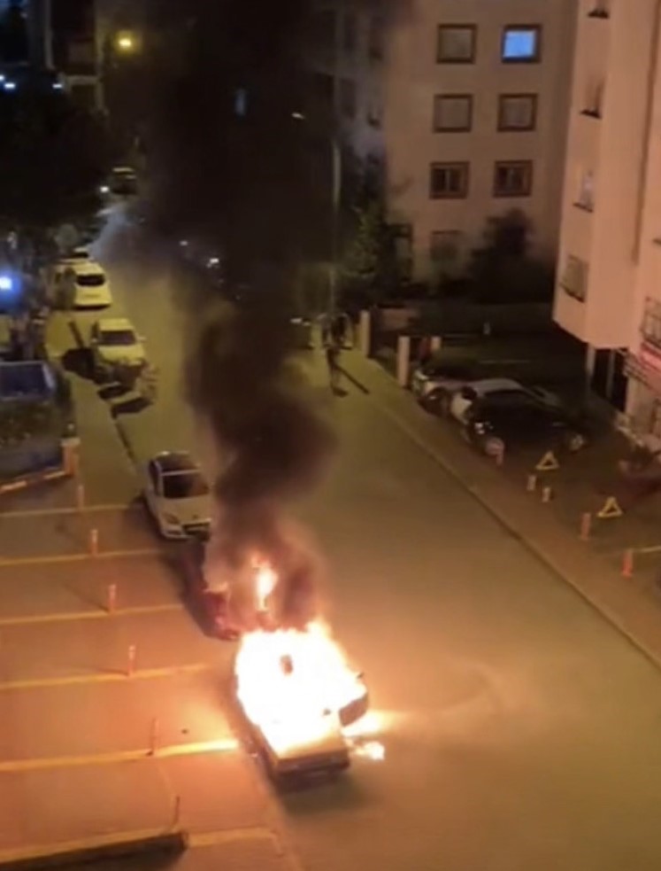 park halindeki otomobil alev alev yandi 1 OkTAr5Ui