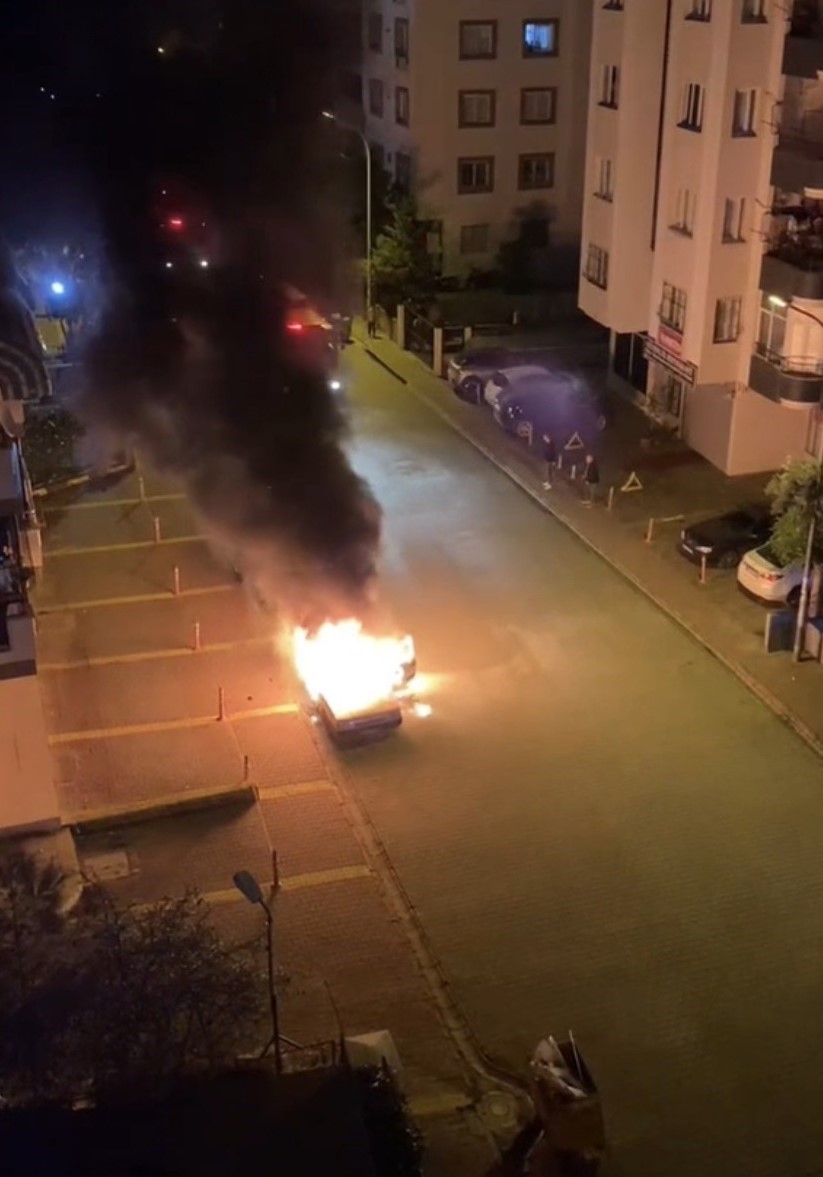 park halindeki otomobil alev alev yandi 2 VPj7lrJl