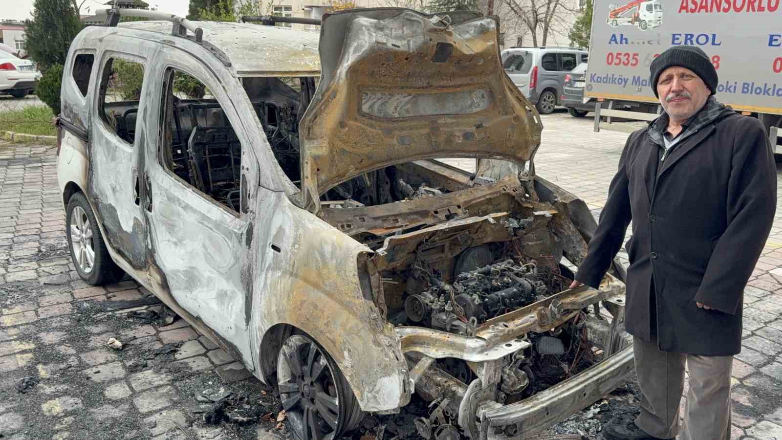 park halindeki otomobil alev alev yandi arac sahibi yakanin bulunmasini istedi 2 pyR5Vg8z