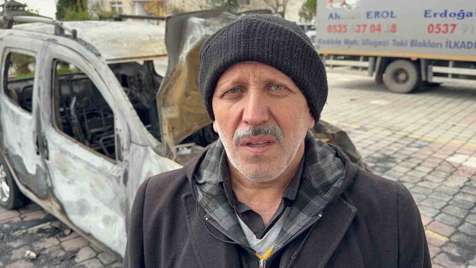 park halindeki otomobil alev alev yandi arac sahibi yakanin bulunmasini istedi 3 Y3kZURTV