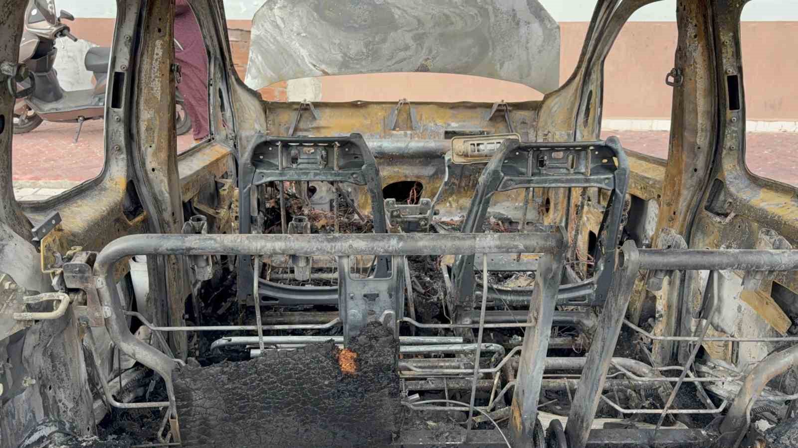 park halindeki otomobil alev alev yandi arac sahibi yakanin bulunmasini istedi 4
