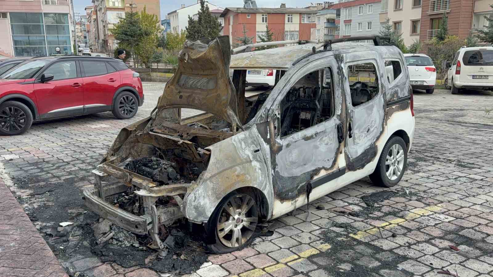 park halindeki otomobil alev alev yandi arac sahibi yakanin bulunmasini istedi 5 ThUiGBKg
