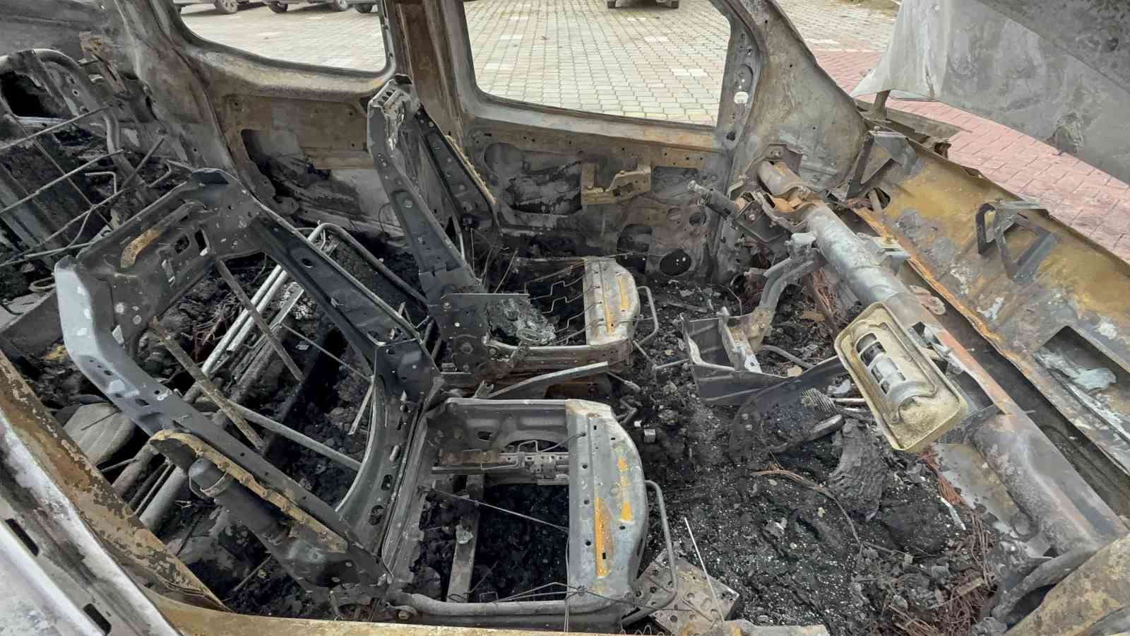 park halindeki otomobil alev alev yandi arac sahibi yakanin bulunmasini istedi 6 VdG2uXsf