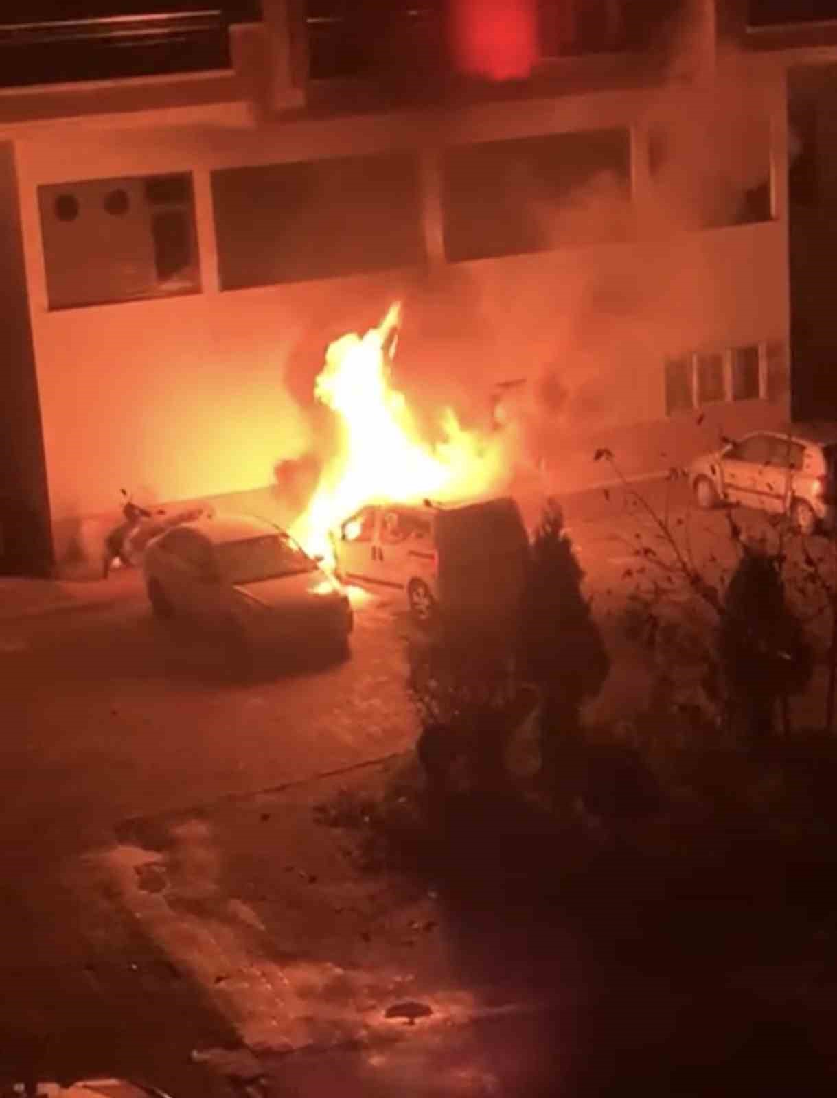park halindeki otomobil alev alev yandi arac sahibi yakanin bulunmasini istedi 7 HPY6ZYAq