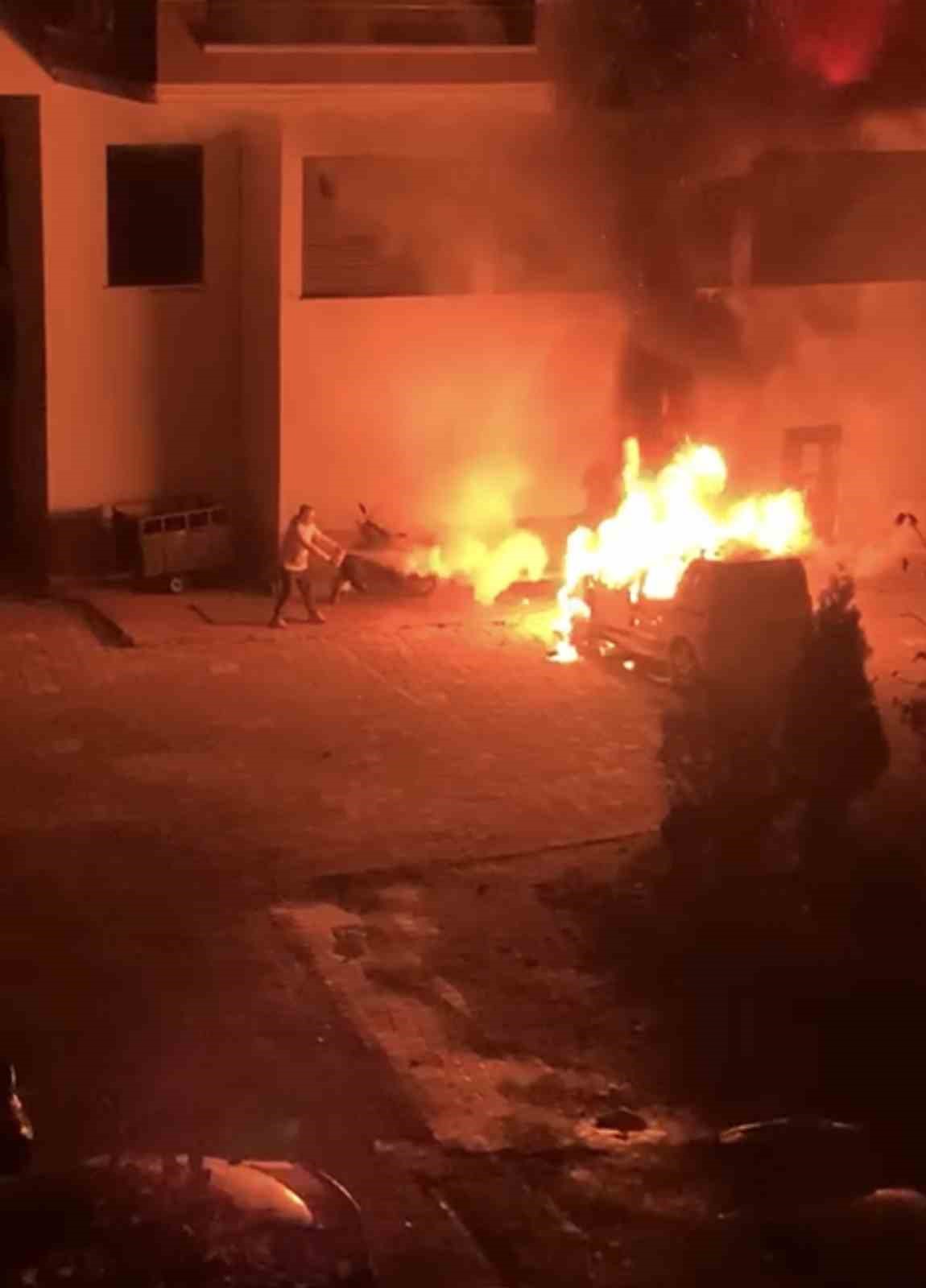 park halindeki otomobil alev alev yandi arac sahibi yakanin bulunmasini istedi 8 zruwmFRP