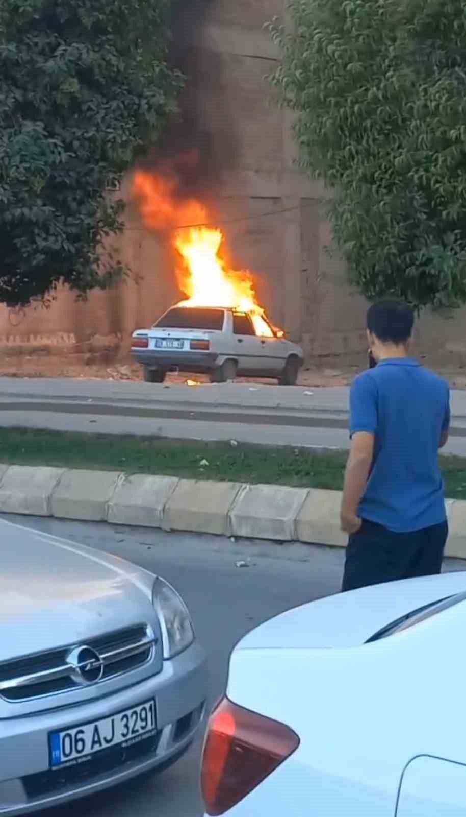 park halindeki otomobil alev topuna dondu 0 eMTzE7C3