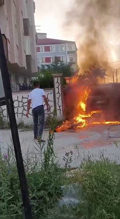 Park halindeki otomobil alev topuna döndü 4 park halindeki otomobil alev topuna dondu 0 fTZ4mdNY
