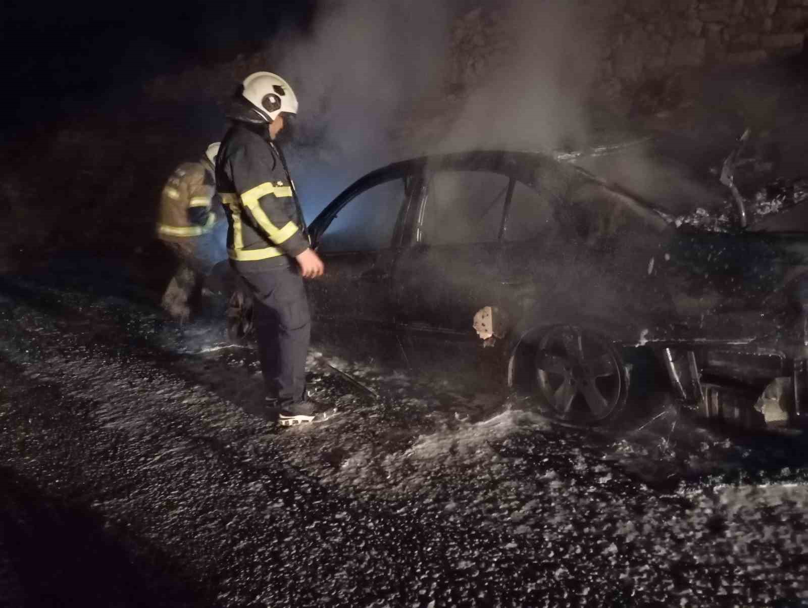 park halindeki otomobil alevlere teslim oldu 1 2AskbMAp