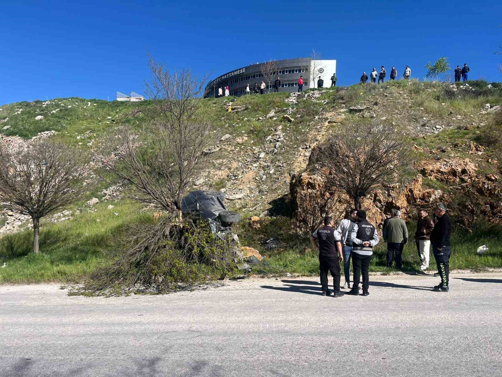 Park halindeki otomobil hareket ederek uçuruma yuvarlandı 4 park halindeki otomobil hareket ederek ucuruma yuvarlandi 0 TMssM5OG