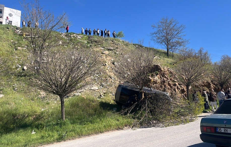 Park halindeki otomobil hareket ederek uçuruma yuvarlandı 5 park halindeki otomobil hareket ederek ucuruma yuvarlandi 1 zcXFZ3ih