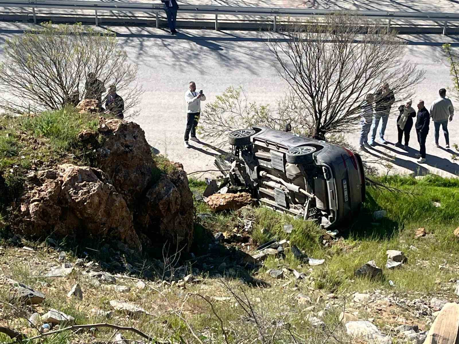 Park halindeki otomobil hareket ederek uçuruma yuvarlandı 6 park halindeki otomobil hareket ederek ucuruma yuvarlandi 2