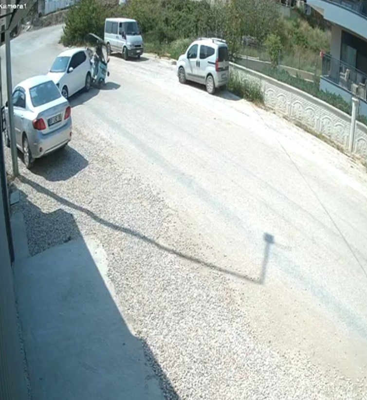 park halindeki otomobil yola cikarken elektrikli bisiklete carpti 2 DOPAFVFH