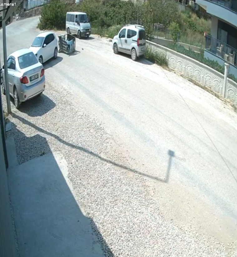 park halindeki otomobil yola cikarken elektrikli bisiklete carpti 3 b9W5gYJw