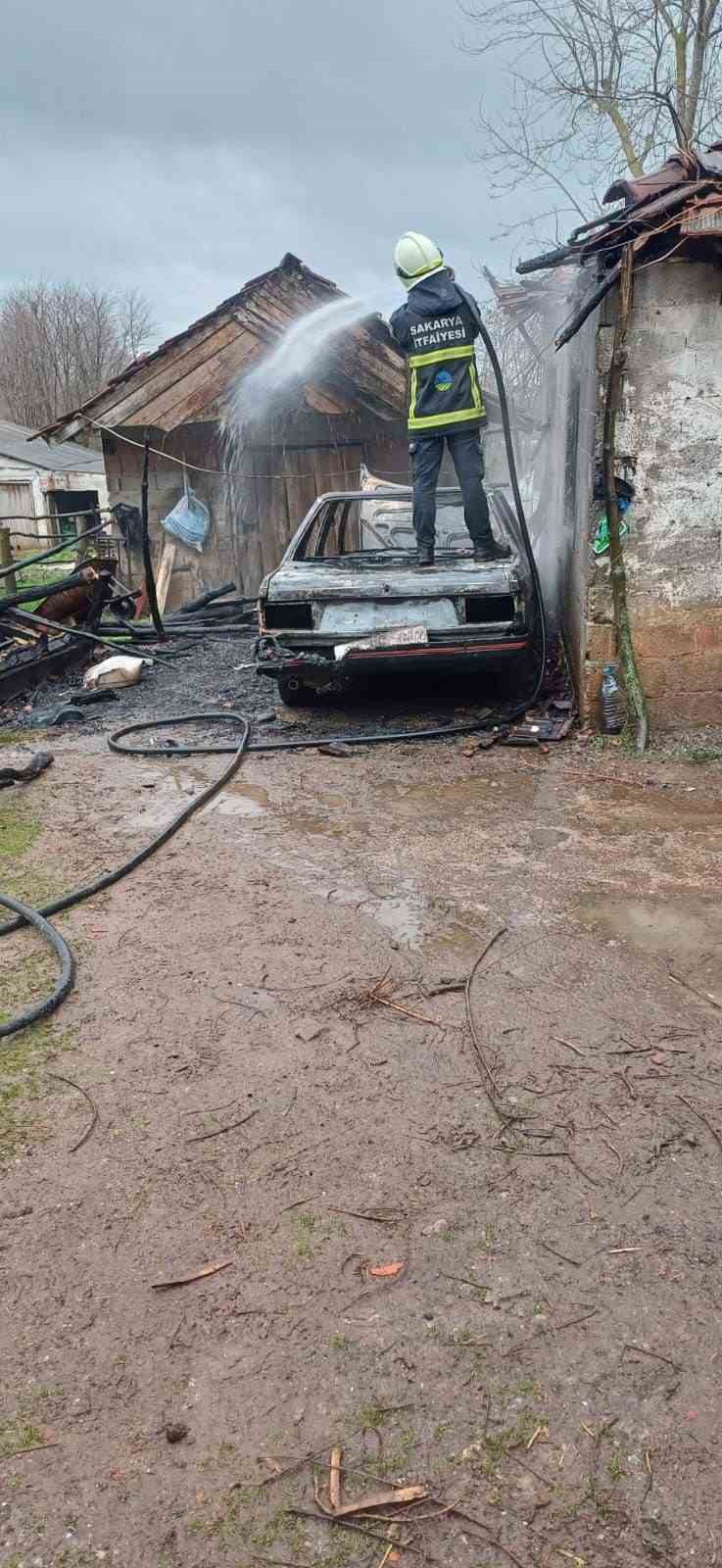 park halindeki otomobilde cikan yangin eve sicradi 0 Pjv1B6kf