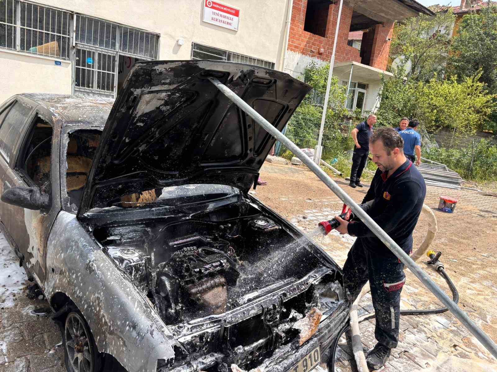 park halindeki otomobilde cikan yangin sonduruldu 1 3bltuuzT
