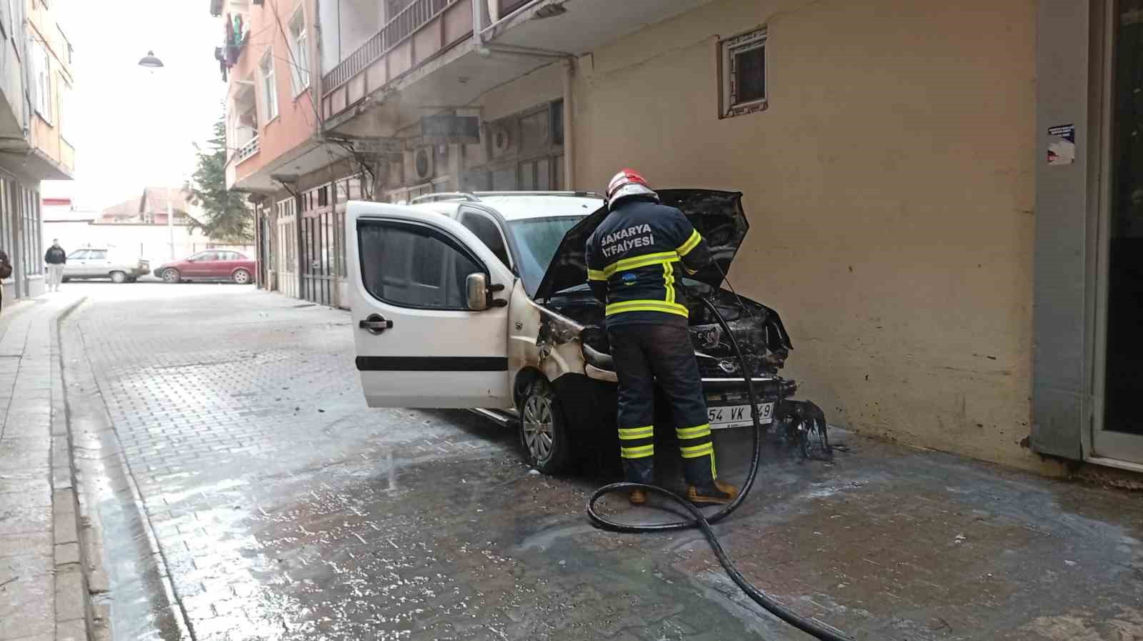 park halindeki otomobilde cikan yangin sonduruldu 1 BdCOZIb1