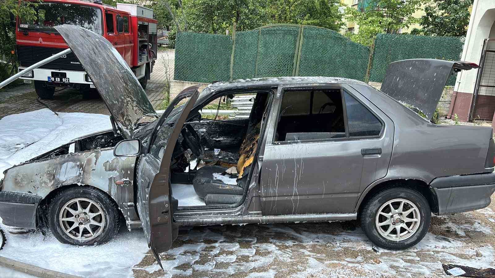 park halindeki otomobilde cikan yangin sonduruldu 2 ApjEZyMd