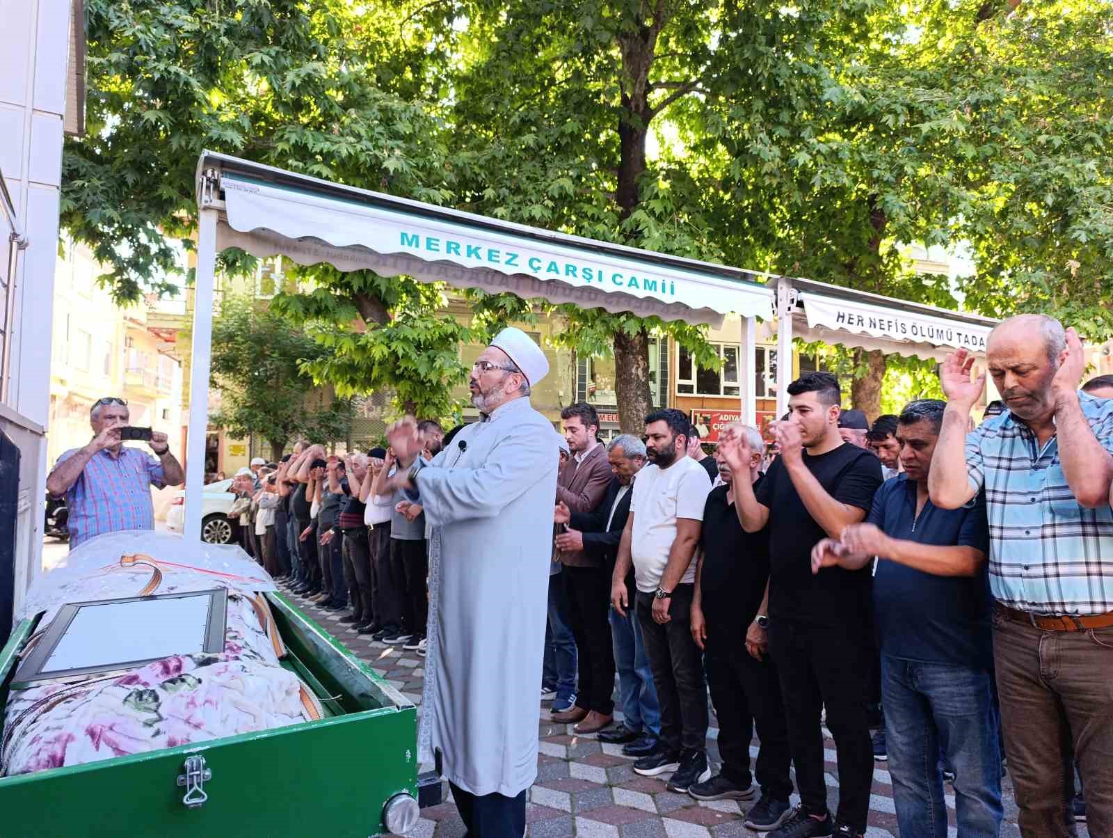 park halindeki otomobilde olu bulunan genc kiz topraga verildi 1