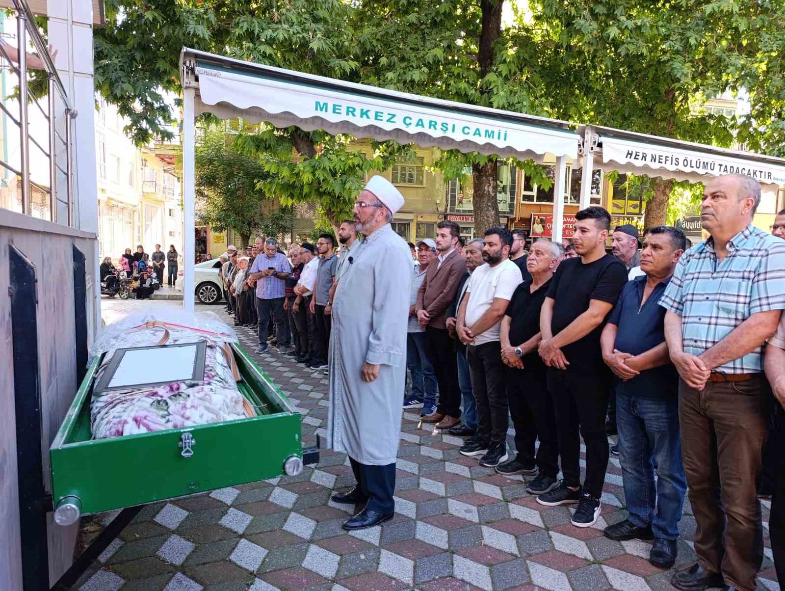 park halindeki otomobilde olu bulunan genc kiz topraga verildi 2 mswY5VQI