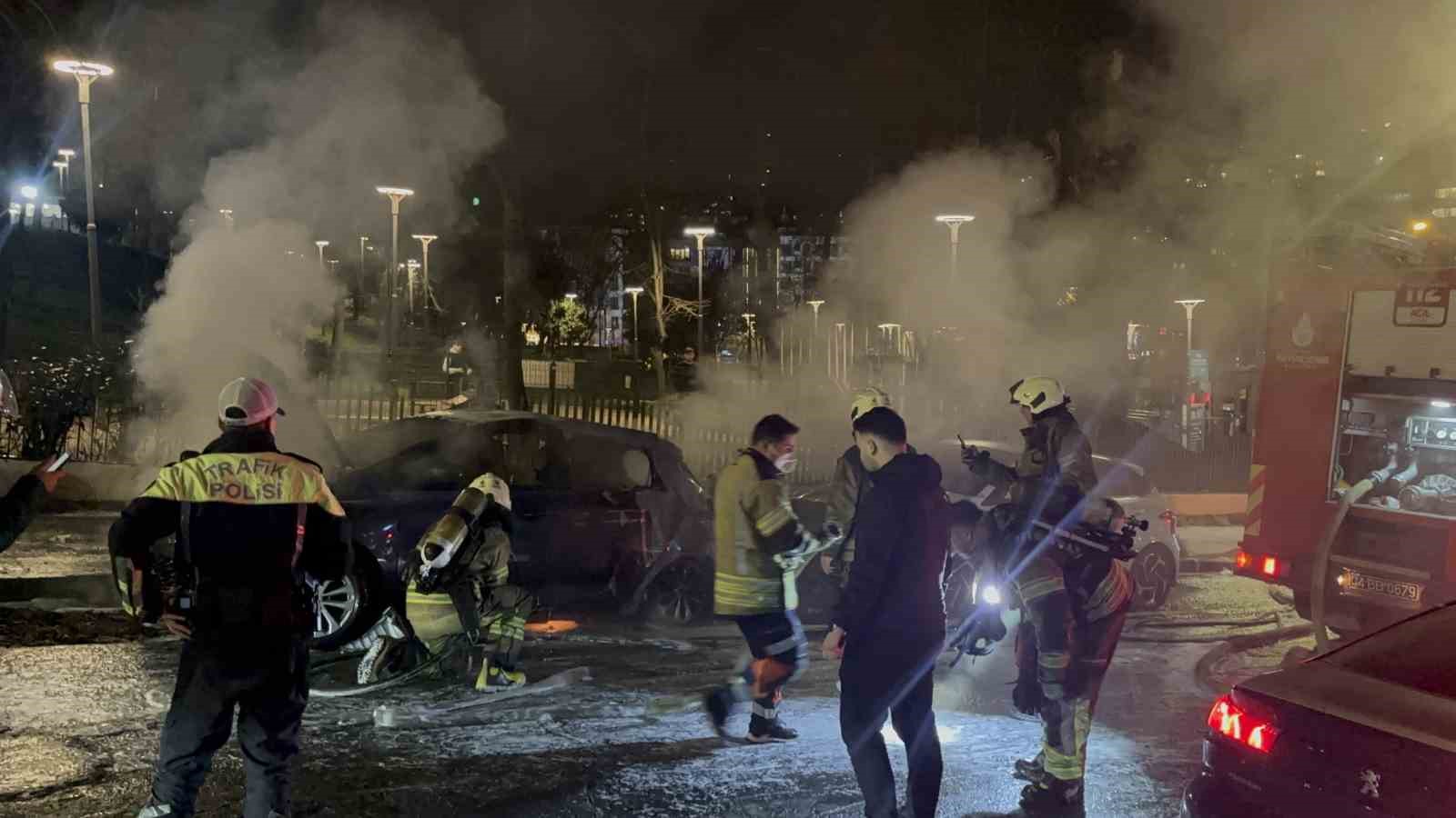 park halindeki otomobilde yangin cikti alevler baska araca sicradi 0 It25QeDX